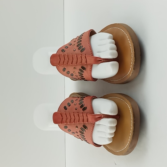 Bare Traps Thong Sandals - Picture 2 of 8